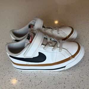 Nike court legacy toddler size 9. Good condition.